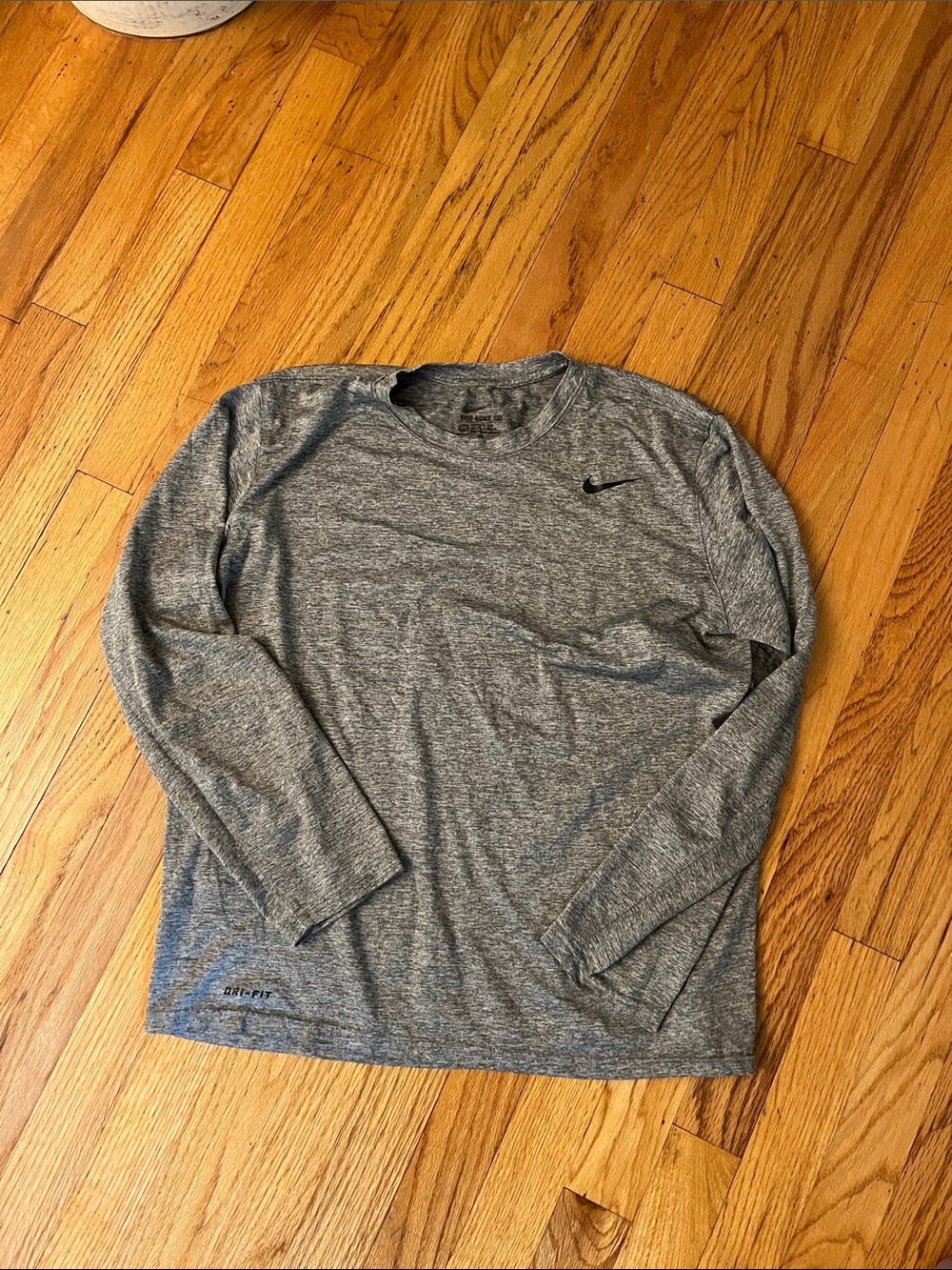 Nike Men’s Gray Long Sleeve Dri-FIT Performance Tee- size medium